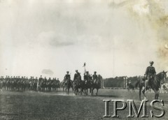 1939, Polska.
1 Pułk Szwoleżerów Józefa Piłsudskiego defiluje pod dowództwem pułkownika Antoniego Durskiego-Trzaski.
Fot. NN, Instytut Polski i Muzeum im. gen. Sikorskiego w Londynie [koperta Koło 1 Pułku Szwoleżerów, kolekcja 617]