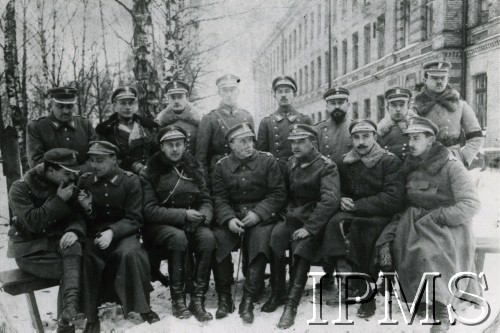 Grudzień 1919, Grodno, Polska.
Szwadron zapasowy 13. Pułku Ułanów Wileńskich. Od lewej siedzą podporucznik Romuald Stankiewicz, podporucznik Stanisław Dowgiałło, rotmistrz Konstanty Drucko-Lubecki, dowódca szwadronu porucznik Czesław Jesman, podporucznik Wacław Jesman, podporucznik Kazimierz Pożarski, podporucznik Józef Pożarski. Od prawej siedzą podchoraży Włodzimierz Czetwertyński, porucznik Zaremba, podporucznik Edward Łopatto, podporucznik Mikołaj Prosiński, porucznik Włodzimierz Braziewicz, porucznik lekarz Praszkier, podchorąży Wacław Jakubowski, podporucznik Żelisław Zawadzki-Biberstein.
Fot. NN, Instytut Polski i Muzeum im. gen. Sikorskiego w Londynie [koperta 3 Pułk Szwoleżerów]
