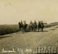 21.06.1919, Wileńszczyzna.
Szwoleżerowie na koniach. Zdjęcie wykonane w czasie wyprawy wileńskiej 1 Pułku Szwoleżerów.
Fot. NN, Instytut Polski i Muzeum im. gen. Sikorskiego w Londynie [koperta Koło 1 Pułku Szwoleżerów, kolekcja 617]