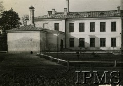 Lata 30., Warszawa, Polska.
Koszary 1 Pułku Szwoleżerów Józefa Piłsudskiego, budynek szwadronu CKM-ów. 
Fot. NN, Instytut Polski i Muzeum im. gen. Sikorskiego w Londynie [koperta Koło 1 Pułku Szwoleżerów, kolekcja 617]