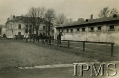 Lata 30., Warszawa, Polska.
Konie przed stajnią 1 Pułku Szwoleżerów Józefa Piłsudskiego.  
Fot. NN, Instytut Polski i Muzeum im. gen. Sikorskiego w Londynie [koperta Koło 1 Pułku Szwoleżerów, kolekcja 617]