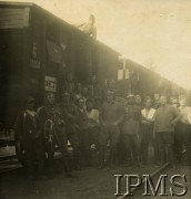 1920, Polska.
Żołnierze 1 Pułk Szwoleżerów Józefa Piłsudskiego w czasie transportu z północnego frontu na południe. 
Fot. NN, Instytut Polski i Muzeum im. gen. Sikorskiego w Londynie [koperta Koło 1 Pułku Szwoleżerów, kolekcja 617]