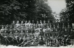 1928, Warszawa, Polska.
„Podoficerowie i obsługa koni zagranicznych ekip” – oryginalny podpis.
 Fot. NN, Instytut Polski i Muzeum im. gen. Sikorskiego w Londynie [koperta Koło 1 Pułku Szwoleżerów, kolekcja 617]