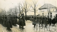 Grudzień 1931, Warszawa, Polska.
Święto 1 Pułku Szwoleżerów Józefa Piłsudskiego. Salutują od lewej: gen. Aleksander Osiński, płk Bolesław Wieniawa-Długoszowski, płk Antoni Trzaska-Durski, gen. Czesław Jarnuszkiewicz. Fot. NN, Instytut Polski i Muzeum im. gen. Sikorskiego w Londynie [koperta Koło 1 Pułku Szwoleżerów, kolekcja 617]