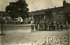 15.08.1928, Warszawa, Polska.
Zawody sportowe 1 Pułku Szwoleżerów Józefa Piłsudskiego. Zawodnik skarze wzwyż. 
Fot. NN, Instytut Polski i Muzeum im. gen. Sikorskiego w Londynie [koperta Koło 1 Pułku Szwoleżerów, kolekcja 617]