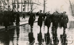 10.12.1931, Warszawa, Polska.
Święto 1 Pułku Szwoleżerów Józefa Piłsudskiego. W defiladzie biorą udział (od lewej): gen. Gustaw Orlicz-Dreszer, płk Jan Głogowski, płk Jerzy Grobicki, płk Bolesław Wieniawa-Długoszowski, płk Jan Karcz.
Fot. NN, Instytut Polski i Muzeum im. gen. Sikorskiego w Londynie [koperta Koło 1 Pułku Szwoleżerów, kolekcja 617]