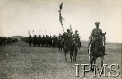 1933-1934, Polska.
1 Pułku Szwoleżerów Józefa Piłsudskiego ze zdobytym buńczukiem.
 Fot. NN, Instytut Polski i Muzeum im. gen. Sikorskiego w Londynie [koperta Koło 1 Pułku Szwoleżerów, kolekcja 617]