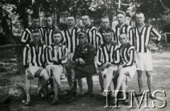 26.07.1926, Ostrołęka, Polska.
Lekkoatleci 1 Pułku Szwoleżerów Józefa Piłsudskiego na zawodach 2 Dywizji Kawalerii. W środku siedzi porucznik Mieczysław Bigoszewski.
Fot. NN, Instytut Polski i Muzeum im. gen. Sikorskiego w Londynie [koperta Koło 1 Pułku Szwoleżerów, kolekcja 617]