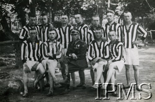 26.07.1926, Ostrołęka, Polska.
Lekkoatleci 1 Pułku Szwoleżerów Józefa Piłsudskiego na zawodach 2 Dywizji Kawalerii. W środku siedzi porucznik Mieczysław Bigoszewski.
Fot. NN, Instytut Polski i Muzeum im. gen. Sikorskiego w Londynie [koperta Koło 1 Pułku Szwoleżerów, kolekcja 617]