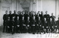 1927, Warszawa, Polska.
Korpus oficerski 1 Pułku Szwoleżerów Józefa Piłsudskiego, w środku dowódca pułku płk Bolesław Wieniawa-Długoszowski, po jego lewej stronie ppłk Jan Karcz, drugi po prawej stronie Wieniawy - mjr Leon Strzelecki.
 Fot. NN, Instytut Polski i Muzeum im. gen. Sikorskiego w Londynie [koperta Koło 1 Pułku Szwoleżerów, kolekcja 617]