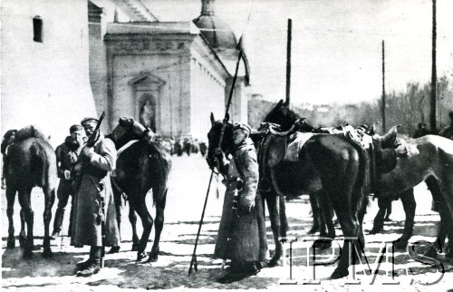 Kwiecień 1919, Wilno, Polska.
„Pierwszy patrol przed rzymsko-katolicką katedrą w Wilnie po zajęciu miasta przez Wojska Polskie” – oryginalny podpis.
Fot. NN, Instytut Polski i Muzeum im. gen. Sikorskiego w Londynie [koperta Koło 1 Pułku Szwoleżerów, kolekcja 617]