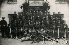 1922, Warszawa, Polska.
Szkoła Podoficerska 1 Pułku Szwoleżerów Józefa Piłsudskiego. W środku porucznik Adam Królikiewicz (z krzyżem Virtuti Militari) i porucznik Stefan Janowski.
Fot. NN, Instytut Polski i Muzeum im. gen. Sikorskiego w Londynie [koperta Koło 1 Pułku Szwoleżerów, kolekcja 617]
