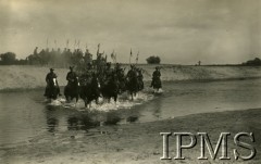 1932, Mordy, Polska.
Kawalerzyści przekraczają rzekę w czasie manewrów 
Fot. NN, Instytut Polski i Muzeum im. gen. Sikorskiego w Londynie [koperta Koło 1 Pułku Szwoleżerów, kolekcja 617]