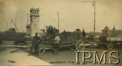 12-15 maja 1926, Warszawa, Polska.
Szwoleżerowie przy barykadzie zbudowanej na Moście Poniatowskiego.
Fot. NN, Instytut Polski i Muzeum im. gen. Sikorskiego w Londynie [koperta Koło 1 Pułku Szwoleżerów, kolekcja 617]
