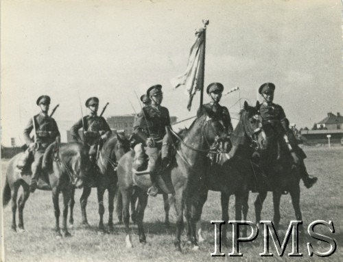 1933, Kraków, Polska.
Poczet sztandarowy 1 Pułku Szwoleżerów Józefa Piłsudskiego na krakowskich Błoniach w czasie rewii.
Fot. NN, Instytut Polski i Muzeum im. gen. Sikorskiego w Londynie [koperta Koło 1 Pułku Szwoleżerów, kolekcja 617]