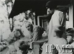 Prawdopodobnie 1924, Druskienniki, Polska.
Marszałek Józef Piłsudski z rodziną na werandzie willi 