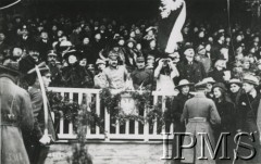 1920-1922, Polska.
Marszałek Józef Piłsudski (w środku), po jego lewej stronie prawdopodobnie francuski generał Maxime Weygand oraz Stanisław Wojciechowski (stoi za osobą z lornetką) na trybunie honorowej.
Fot. NN, Instytut Polski i Muzeum im. gen. Sikorskiego w Londynie
