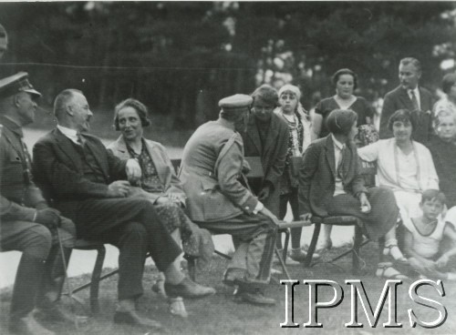 1924-1931, Druskienniki, woj. wileńskie, Polska.
Marszałek Józef Piłsudski (odwrócony) w czasie letniego odpoczynku. 
Fot. NN, Instytut Polski i Muzeum im. gen. Sikorskiego w Londynie