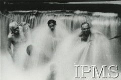 1924-1931, Druskienniki, woj. wileńskie, Polska.
Józef Piłsudski (pierwszy z lewej) w kąpielisku kaskadowym na rzece Rotniczance. 
Fot. NN, Instytut Polski i Muzeum im. gen. Sikorskiego w Londynie