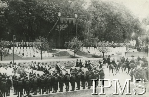 Maj 1936, Wilno, Polska.
Pogrzeb serca Marszałka Józefa Piłsudskiego na cmentarzu na Rossie. Na czele plutonu trębaczy 4 Pułku Ułanów Zaniemeńskich Janusz Rozwadowski. 
Fot. NN, Instytut Polski i Muzeum im. gen. Sikorskiego w Londynie