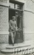 Prawdopodobnie sierpień 1929, Druskienniki, Polska.
Marszałek Józef Piłsudski wychodzi z budynku łazienek zdrojowych. 
Fot. NN, Instytut Polski i Muzeum im. gen. Sikorskiego w Londynie
