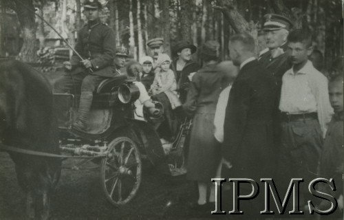 Prawdopodobnie 1924, Druskienniki, Polska.
Marszałek Józef Piłsudski (w środku w tle) z żoną Aleksandrą Piłsudską (po prawej) oraz z dziećmi Wandą i Jadwigą w bryczce. 
Fot. NN, Instytut Polski i Muzeum im. gen. Sikorskiego w Londynie