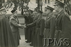 Październik 1936, Warszawa, Polska.
Wizyta delegata włoskiego Eugenio Coselschi w 1 Pułku Szwoleżerów. Towarzyszy mu generał Bolesław Wieniawa-Długoszowski (1. od lewej).
Fot. NN, Instytut Polski i Muzeum im. gen. Sikorskiego w Londynie [koperta 1 Pułk Szwoleżerów]