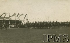 1918-1939, Starogard, Polska.
2 Pułk Szwoleżerów Rokitniańskich defiluje.
Fot. NN, Instytut Polski i Muzeum im. gen. Sikorskiego w Londynie [koperta 2 Pułk Szwoleżerów]
