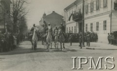 3.05.1932, Stanisławów, Polska.
Obchody rocznicy uchwalenia Konstytucji 3 Maja na ulicy Lipowej. W defiladzie bierze udział poczet sztandarowy z plutonu łączności 6 Pułk Ułanów Kaniowskich.
Fot. M. Jędryk, Instytut Polski i Muzeum im. gen. Sikorskiego w Londynie [koperta 6 pułk ułanów]