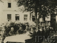Lata 30., Stanisławów, Polska.
Oficerowie 6 Pułk Ułanów Kaniowskich. Oryginalny podpis: „kasyno oficerskie w porze letniej w ogródku”.
Fot. NN, Instytut Polski i Muzeum im. gen. Sikorskiego w Londynie [koperta 6 pułk ułanów]