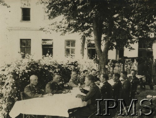 Lata 30., Stanisławów, Polska.
Oficerowie 6 Pułk Ułanów Kaniowskich. Oryginalny podpis: „kasyno oficerskie w porze letniej w ogródku”.
Fot. NN, Instytut Polski i Muzeum im. gen. Sikorskiego w Londynie [koperta 6 pułk ułanów]