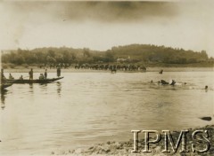 1930, Halicz, Polska.
Żołnierze 6 Pułku Ułanów Kaniowskich ćwiczą pływanie w rzece Dniestr. 
Fot. Pracownia dla robót amatorskich Pasek i Terlecki, Instytut Polski i Muzeum im. gen. Sikorskiego w Londynie [koperta 6 pułk ułanów]