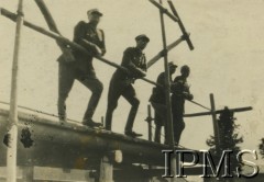 Lata 30., Stanisławów, Polska.
Oficerowie 6 Pułku Ułanów Kaniowskich: rotmistrz Stefan Choroszewski, rotmistrz Władysław Letyński, porucznik Jerzy Jasiecki, porucznik Józef Staniszewski
Fot. NN, Instytut Polski i Muzeum im. gen. Sikorskiego w Londynie [koperta 6 pułk ułanów]