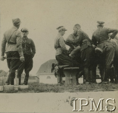 Lata 30., Stanisławów, Polska.
Oficerowie 6 Pułku Ułanów Kaniowskich. 
Fot. NN, Instytut Polski i Muzeum im. gen. Sikorskiego w Londynie [koperta 6 pułk ułanów]