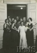 31.12.1932, Warszawa, Polska.
Bal sylwestrowy w kasynie 1 Pułku Szwoleżerów im. Józefa Piłsudskiego. Na zdjęciu m.in. żony oficerów – pani Durska, pani Bełcikowska, pani Platonoff i pani Sołtanowa oraz generał Bolesław Wieniawa-Długoszowski (2. pod prawej).
 Fot. NN, Instytut Polski i Muzeum im. gen. Sikorskiego w Londynie [koperta z kartami albumowymi]