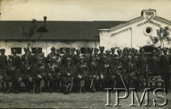 1926-1931, Warszawa, Polska.
Szef Sztabu Generalnego Francji gen. Maurice Gamelin (siedzi piąty od lewej) wizytuje 1 Pułk Szwoleżerów im. Józefa Piłsudskiego. Towarzyszy mu m.in. pułkownik Bolesław Wieniawa-Długoszowski (7. od lewej).
Fot. NN, Instytut Polski i Muzeum im. gen. Sikorskiego w Londynie [koperta z kartami albumowymi]