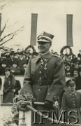 1935-1939, Polska.
Marszałek Edward Rydz-Śmigły stoi na trybunie honorowej, za nim widoczny adiutant rotmistrz Edward Mańkowski.
Fot. NN, Instytut Polski i Muzeum im. gen. Sikorskiego w Londynie [koperta z kartami albumowymi]