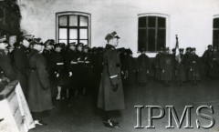 1927, Warszawa, Polska.
Oryginalny podpis: „Dowódca O. K. Warszawa w pułku”. Z tyłu widoczni pułkownik Józef Beck, pułkownik Bolesław Wieniawa-Długoszowski, podpułkownik Szostak-Radziwiłłowicz.
Fot. Instytut Polski i Muzeum im. gen. Sikorskiego w Londynie [koperta z kartami albumowymi]