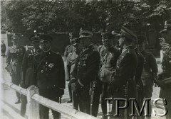 1932-1938, Warszawa, Polska.
Oryginalny podpis: „Książę Kaja, generał [Bolesław] Wieniawa-Długoszowski, pułkownik [Józef] Szostak Radziwiłłowicz, rotmistrz Jastrzębski”. Wizyta w jednostce 1 Pułku Szwoleżerów Józefa Piłsudskiego.
Fot. NN, Instytut Polski i Muzeum im. gen. Sikorskiego w Londynie [koperta z kartami albumowymi]