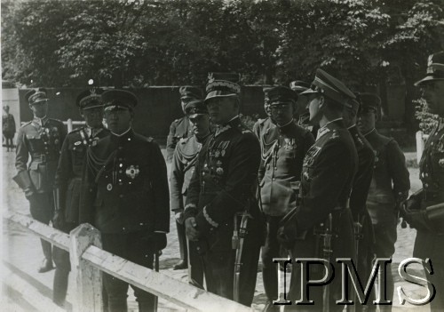1932-1938, Warszawa, Polska.
Oryginalny podpis: „Książę Kaja, generał [Bolesław] Wieniawa-Długoszowski, pułkownik [Józef] Szostak Radziwiłłowicz, rotmistrz Jastrzębski”. Wizyta w jednostce 1 Pułku Szwoleżerów Józefa Piłsudskiego.
Fot. NN, Instytut Polski i Muzeum im. gen. Sikorskiego w Londynie [koperta z kartami albumowymi]