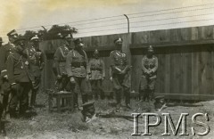 1932-1938, Warszawa, Polska.
Oryginalny podpis: „Książę Kaja, generał [Bolesław] Wieniawa-Długoszowski, pułkownik [Józef] Szostak Radziwiłłowicz, rotmistrz Jastrzębski”. Wizyta w jednostce 1 Pułku Szwoleżerów Józefa Piłsudskiego.
Fot. NN, Instytut Polski i Muzeum im. gen. Sikorskiego w Londynie [koperta z kartami albumowymi]