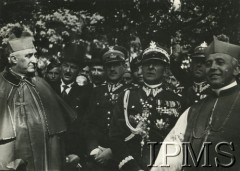 1932-1938, brak miejsca.
Oryginalny podpis: „Delegacja Polska. na uroczystości odsieczy Wiednia”. Na zdjęciu widoczny m.in. generał Bolesław Wieniawa-Długoszowski (2. od prawej).
Fot. NN, Instytut Polski i Muzeum im. gen. Sikorskiego w Londynie [koperta z kartami albumowymi]