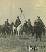 Lata 30., Polska.
Generał Bolesław Wieniawa-Długoszowski (1. z prawej ) z szwoleżerami.
Fot. NN, Instytut Polski i Muzeum im. gen. Sikorskiego w Londynie [koperta z kartami albumowymi]