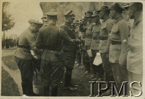 15.08.1935, Sandomierz, Polska.
Generał Bolesław Wieniawa-Długoszowski (3. z lewej) uczestniczy w święcie Wojska Polskiego.
Fot. NN, Instytut Polski i Muzeum im. gen. Sikorskiego w Londynie [koperta z kartami albumowymi]
