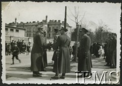 1938, Warszawa, Polska.
Generał Bolesław Wieniawa-Długoszowski (1. z lewej) uczestniczy w święcie 1. Dywizji Artylerii Konnej 
Fot. NN, Instytut Polski i Muzeum im. gen. Sikorskiego w Londynie [koperta z kartami albumowymi]