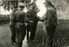 15.08.1935, Sandomierz, Polska.
Generał Bolesław Wieniawa-Długoszowski (3. z lewej) uczestniczy w święcie Wojska Polskiego.
Fot. NN, Instytut Polski i Muzeum im. gen. Sikorskiego w Londynie [koperta z kartami albumowymi]