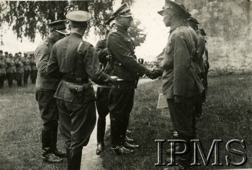15.08.1935, Sandomierz, Polska.
Generał Bolesław Wieniawa-Długoszowski (3. z lewej) uczestniczy w święcie Wojska Polskiego.
Fot. NN, Instytut Polski i Muzeum im. gen. Sikorskiego w Londynie [koperta z kartami albumowymi]