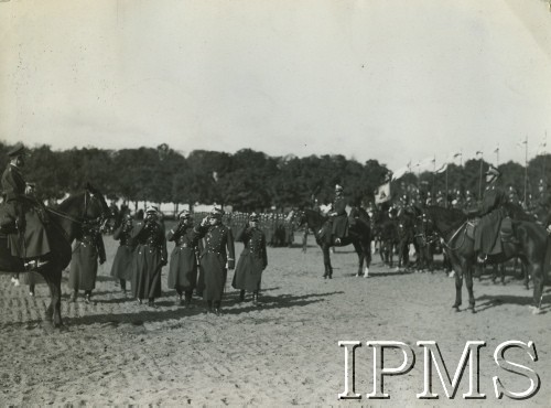 Październik 1933, Warszawa, Polska.
Święto 15-lecia artylerii konnej. Generał Aleksander Osiński (w środku) w towarzystwie generała Bolesława Wieniawy-Długoszowskiego (z lewej) i generała Czesława Jarnuszkiewicza (za generałem Osińskim) dokonują przeglądu 1. Pułku Szwoleżerów.
Fot. NN, Instytut Polski i Muzeum im. gen. Sikorskiego w Londynie [koperta z kartami albumowymi]