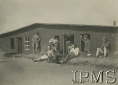 Lipiec - grudzień 1917, Szczypiorno k. Kalisza.
Żołnierze I i II Brygady Legionów, internowani w obozie jenieckim po odmowie przysięgi na wierność Niemcom. Grupa legionistów przed barakiem. Podpis: 