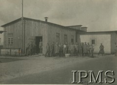 Lipiec - grudzień 1917, Szczypiorno k. Kalisza.
Żołnierze I i II Brygady Legionów, internowani w obozie jenieckim po odmowie przysięgi na wierność Niemcom. Sanitariusze i lekarze przed barakiem. Podpis: 